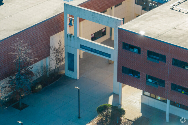 Robert Frost Elementary provides a well-rounded education and promotes academic excellence.