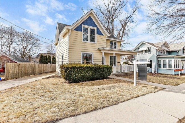 426 College Ave unit Lower, Watertown, WI 53094 - photo 2