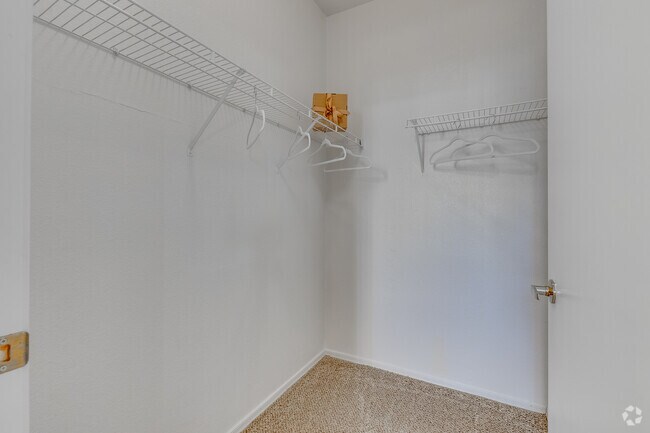 2BR, 2BA - 1058SF - Closet
