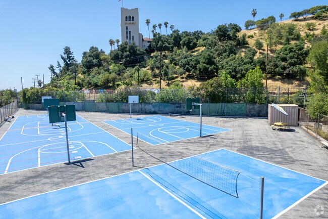 Arroyo Seco Museum Science School has multiple basketball courts.
