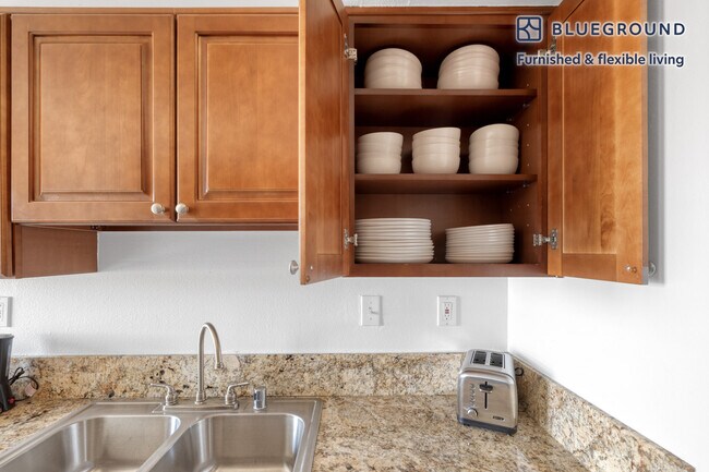 6121 Glade Ave unit FL4-ID699, Los Angeles, CA 91367 - photo 7