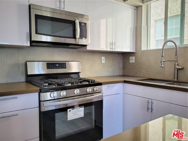 2337 1/2 S Crenshaw Blvd unit 2337, Los Angeles, CA 90016 - photo 4