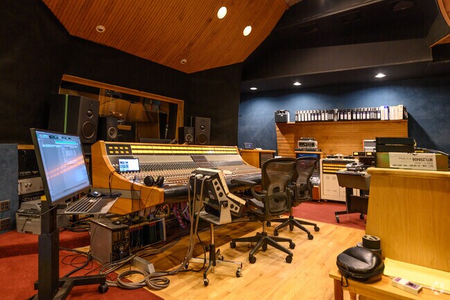 Tucked in the woods of Hurley, NY is Dreamland Studios, where many top acts have recorded.