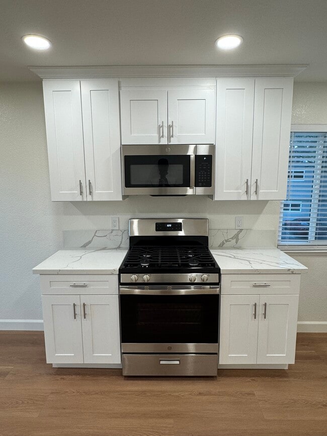 Kitchen gas stove & microwave