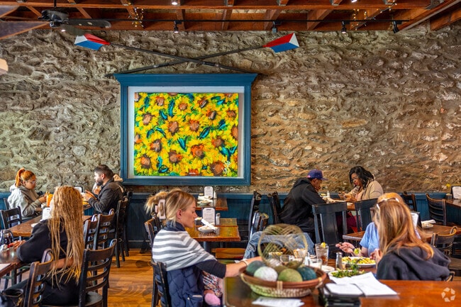 Winnie's Manayunk is where good friends meet for great food and drinks.