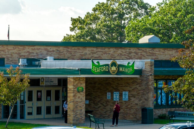 Seaford Manor School has 434 students in grades K-5 with a student-teacher ratio of 11 to 1.