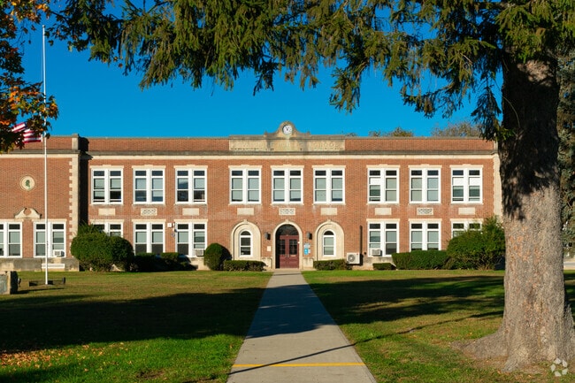 Riverdale Public Elementary School provides education in the neighborhood of 
Pompton.