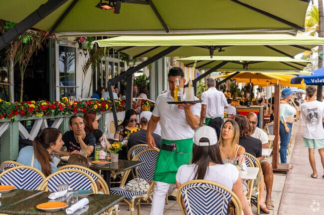 Almost every restaurant in Lummus Park offers outdoor dining.