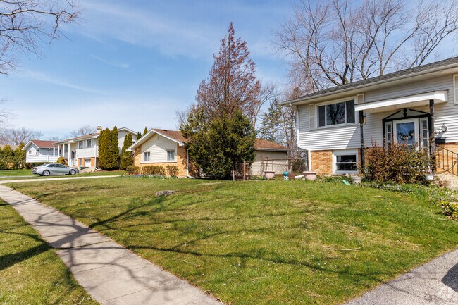 Most homes in Highlands-Schaumburg have a mix of brick and wood siding exterior finishes.