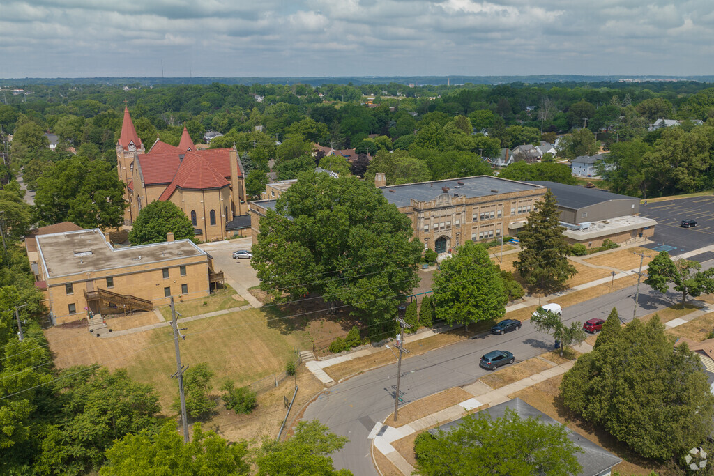 Aerial context of St. Isidore Catholic Elementary school on Spring Ave in Grand Rapids, MI.