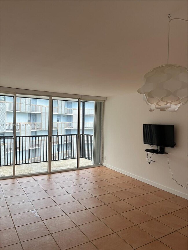 3401 N Country Club Dr unit 6, Miami, FL 33180 - photo 6