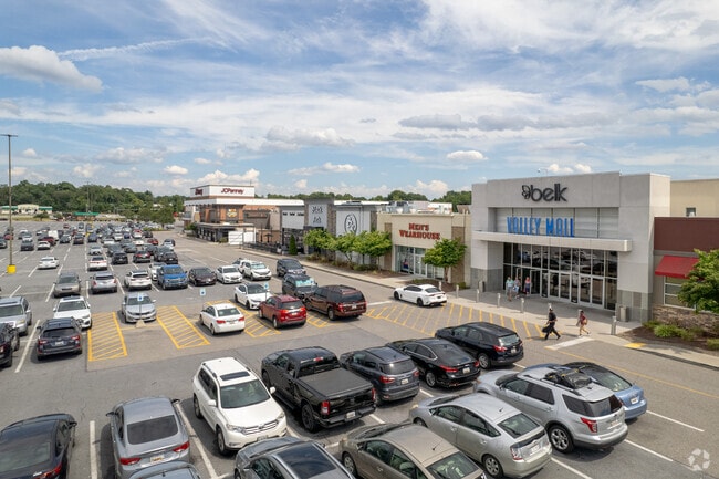 Many dining options such as Black Rock Grill and Primanti and many others are in Hagerstown.