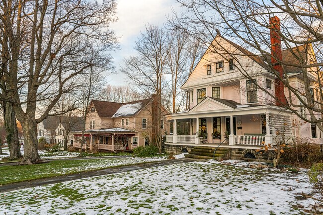 Large estates can be found all around Chardon.