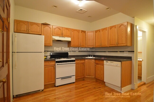 31 Hurd Rd unit 2, Brookline, MA 02445 - photo 2