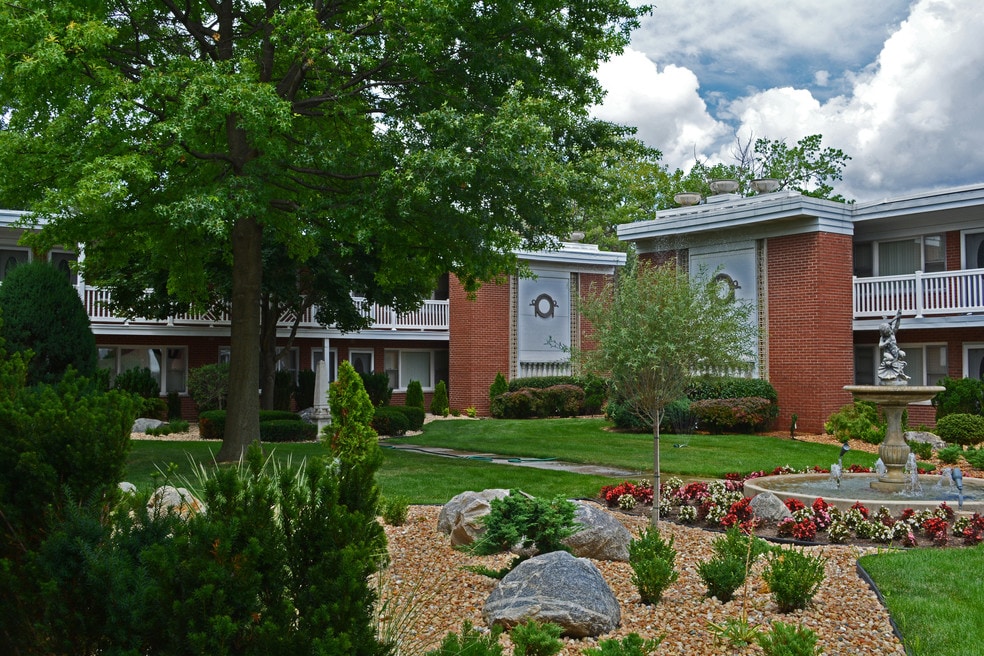 Brook Forest Apartments 1137 S Center St, Bensenville, IL