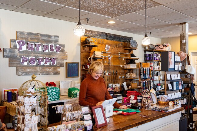 Purple Poppy Boutique near North District.