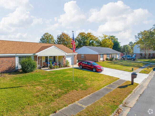 A row of ranch style homes along Cheswick Ln in Pembroke.