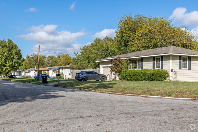 The wide streets in Broken Arrow provide additional pedestrian and parking space.