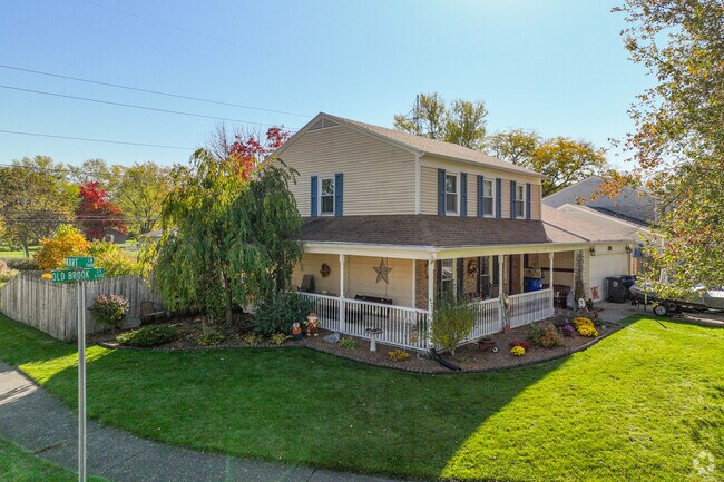 There are many different colors when it comes to single family homes in Old Brook Farms.