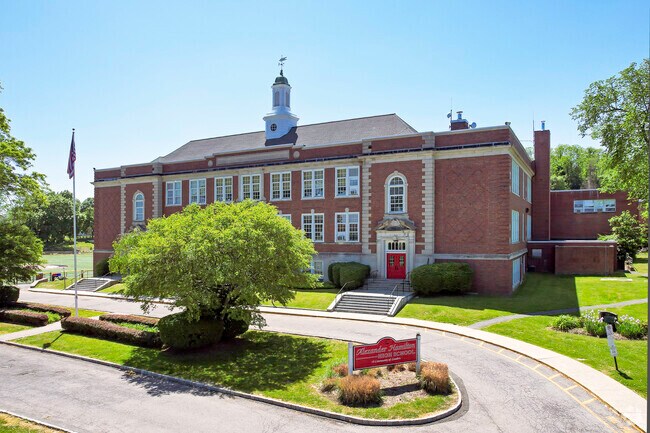 Alexander Hamilton High School is the only public high school in Elmsford.