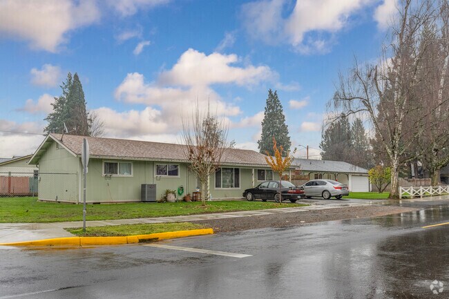 Row of Mid-Century Rancher homes in Hubbard, OR.