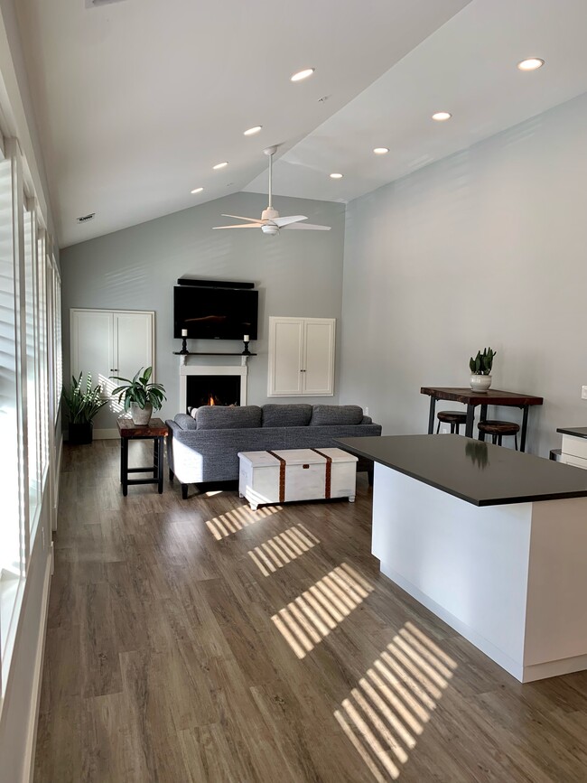 Island/Living Rm