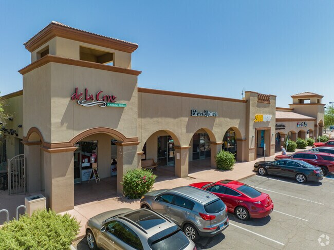 Gold Canyon residents can find many any dining and fast-food options along the US-60 highway.