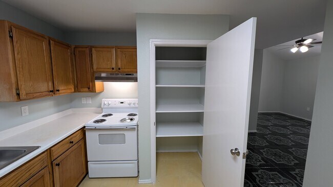 1001 Market St unit 3, Laredo, TX 78040 - photo 4