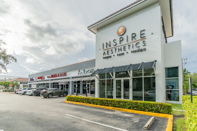 17th Street in Harbour Isles is a bustling area with shops, cafes, and restaurants.