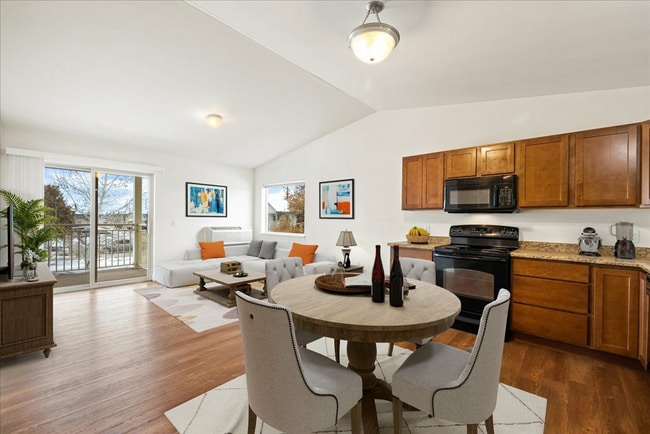 4-Livingroom kitchen.jpg