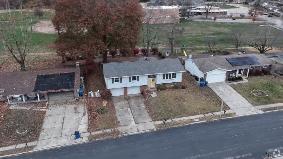 521 Norwich Dr, Saint Charles, MO 63301 - photo 2