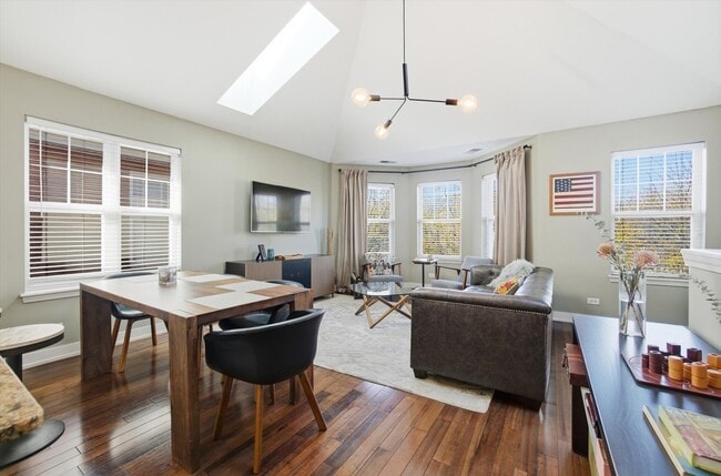 639 W Elm St, Chicago, IL 60610 - photo 4