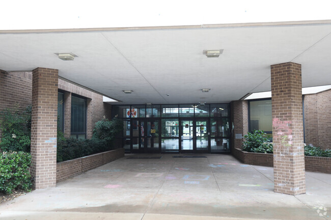 Cub Run Elementary serves students from Kindergarten to 6th grade.