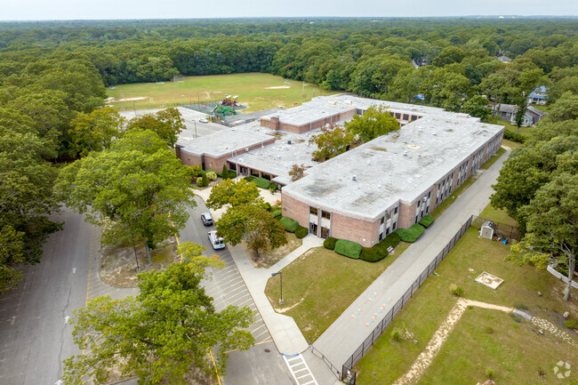 Canaan Elementary School welcomes students.