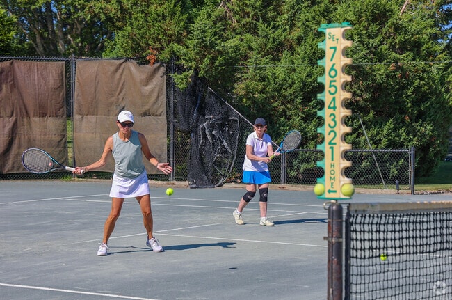 Abenaqui Country Club offers a fabulous setting for members to enjoy professional tennis lessons, combining top-notch facilities with a scenic, country club atmosphere.