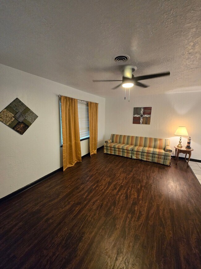 404 Crescent Dr, Bridge City, TX 77611 - photo 2