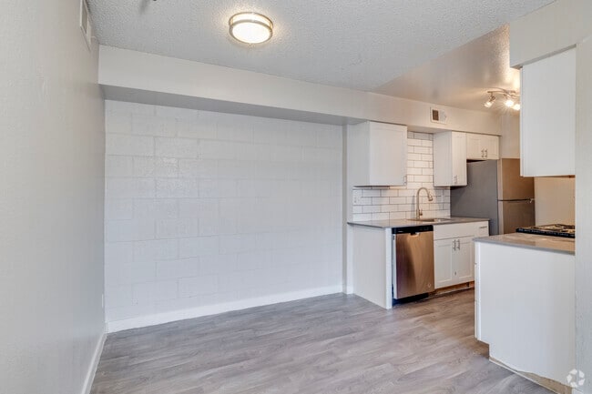 2BR, 2BA - 978SF - Dining Area