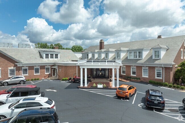 Glendale residents can enjoy Algonquin Country Club is located on Berry Road near Lockwood Ave.