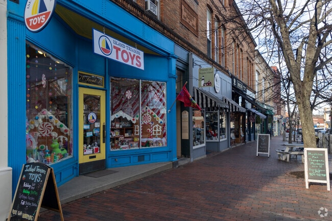 Shops and restaurants are plentiful in downtown Bath, near West Bath.