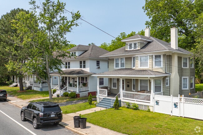 American Foursquare homes adorn the residential streets of Pocomoke City.