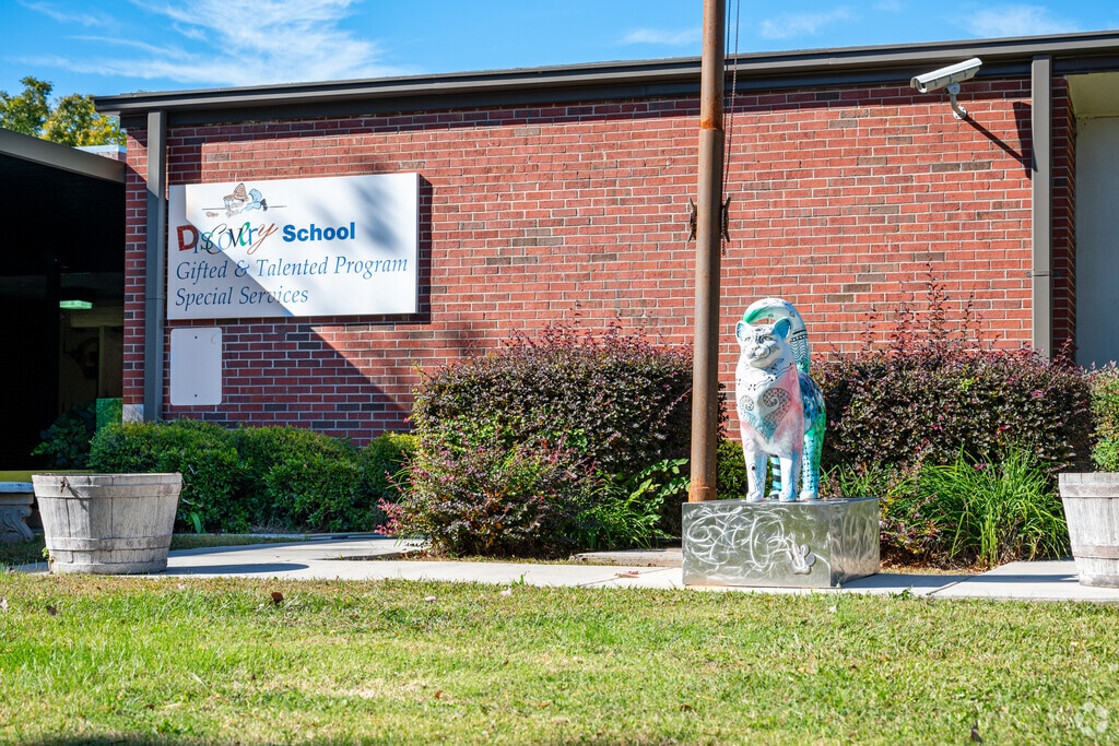 Discovery Charter of Lancaster provides education in the neighborhood of 
Lancaster County.