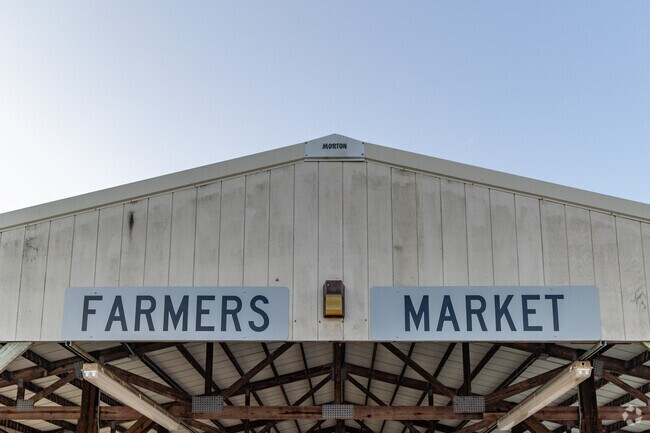 Cox Creek Park hosts a farmers market during seasonal hours near Edgemont.