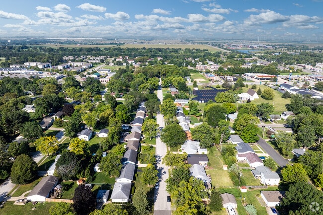 Bunker Hill offers residents a quiet community with quick access to Uptown Normal.