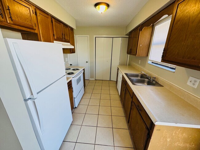 3851 NW Archer St unit 102, Lake City, FL 32055 - photo 5