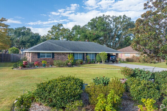 Ranch brick homes with landscaping are found throughout Broadmoor Lafayette.