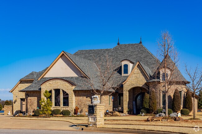 You can see modern big contemporary house in the Grand of Cobblestone.