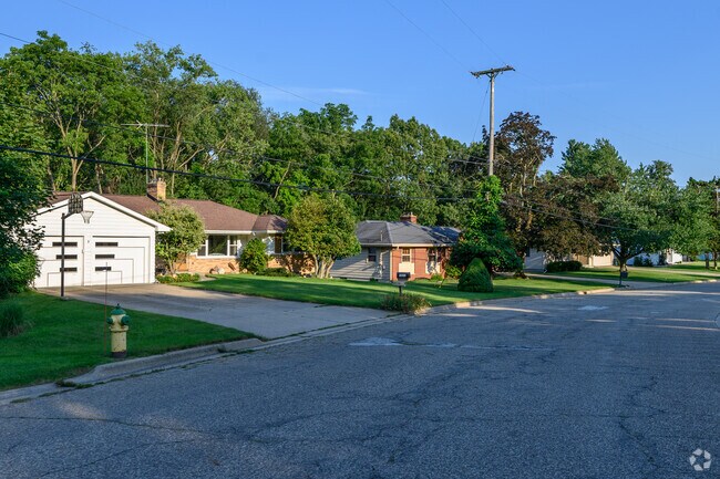 A row of mid-centuy ranches populate a quite street in South Westnedge.