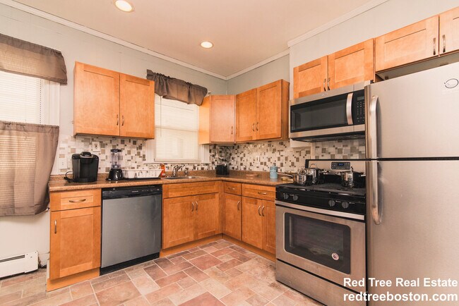 4 Dalrymple St unit 2, Jamaica Plain, MA 02130 - photo 2