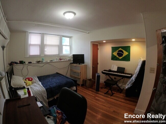 241 Freeman St unit D, Brookline, MA 02446 - photo 5