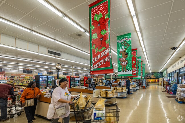 Wayne Lee’s Grocery in Pascagoula offers fresh food and everyday savings.